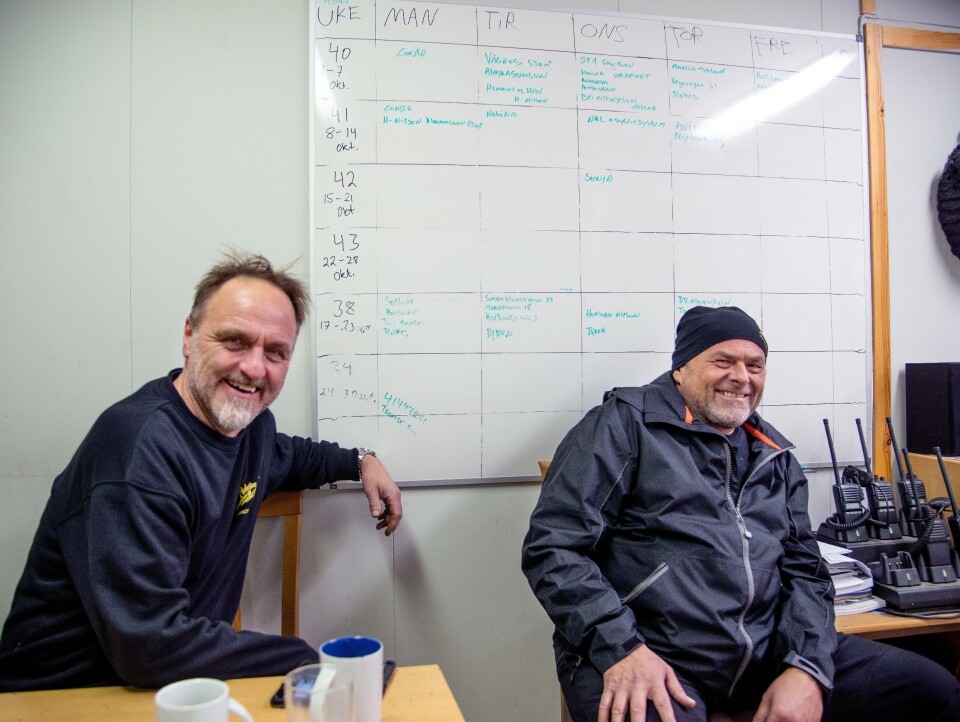 ANALOGE: Det er ikke noe nymotens EDB-systemer som holder orden på jobbene for Jan Petter Arntzen og Tore Pedersen. De sverger til tre whiteboardtavler.