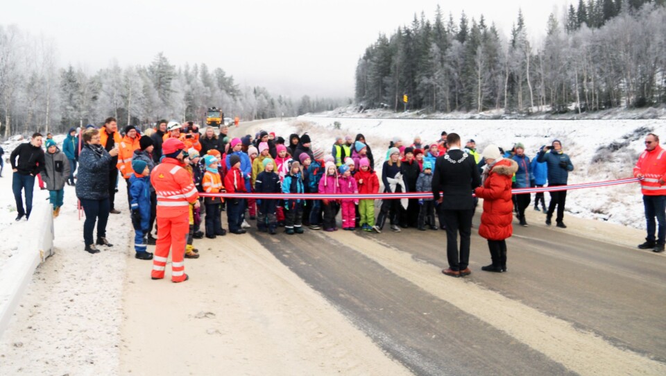 Det var stor festivitas da den nye veien ble åpnet.