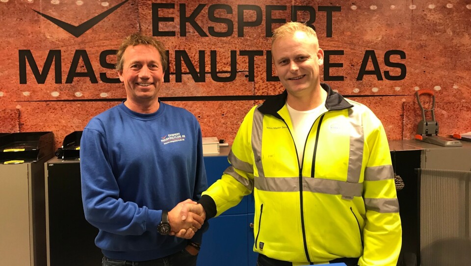 Fra venstre: Kjell Sæter (daglig leder i Ekspert Maskinutleie) og Dag Bjørnar Dønnum (distrikssjef i Volvo Maskin) med den store avtalen vel i havn.