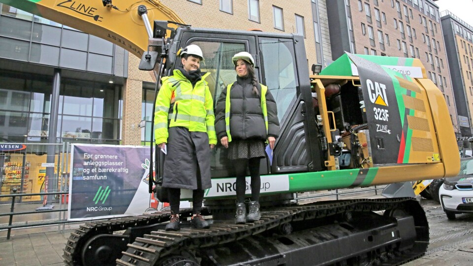 Byråd for miljø og samferdsel Lan Marie Berg på beltet under markeringen av første spadetak i Storgata i Oslo. Til venstre står Etatsdirektør i Bymiljøetaten Gerd Robsahm Kjørven. Byråd for miljø og samferdsel Lan Marie Berg på beltet under markeringen av første spadetak i Storgata i Oslo. Til venstre står Etatsdirektør i Bymiljøetaten Gerd Robsahm Kjørven.