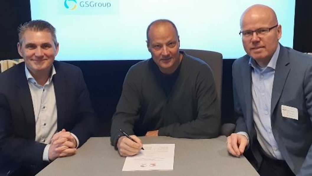 De har undertegnet en av de største enkeltstående IoT-kontraktene i Norge. Fra venstre: Morten Berntsen Divisjonsdirektør i GSGroup, Jan Andresen, Director Carrier Management i Bring og Morgan Kittilsen salgssjef i GSGroup.