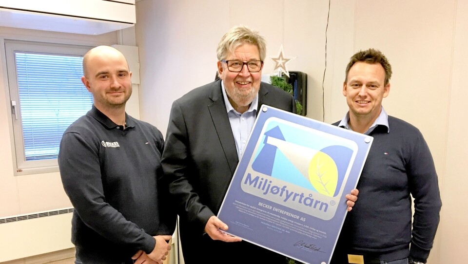 MILJØFYRTÅRN: Ordfører Ole Jacob Flæten i Skedsmo kommune (midten) hadde med seg diplomet som viser at Becker Entreprenør AS er Miljøfyrtårn. Her er Becker representert ved HMS-koordinator Håkon Alfheim (t.v.) og daglig leder Hans Erik Becker (t.h.).