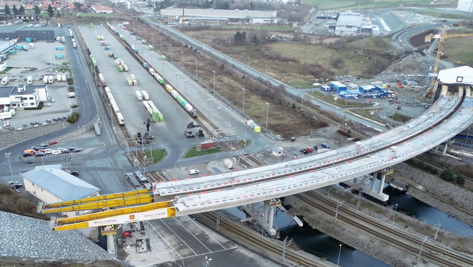 Det siste store betongskyvet foretas på brua over godsterminalen på Ganddal i Sandnes kommune tirsdag 11. desember 2018.