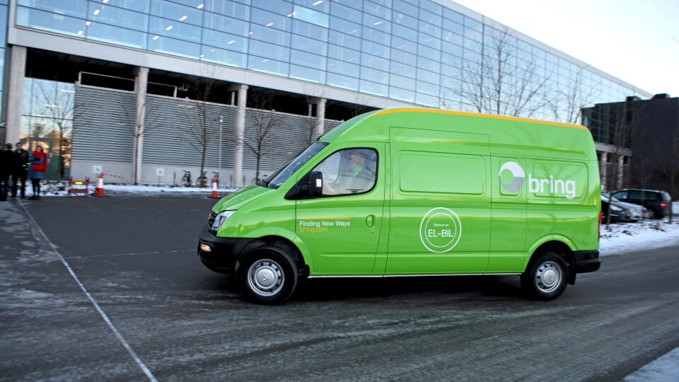 Bring testet den store elektriske varebilen Maxus EV80 fra SAIC Motor i desember 2017 og januar 2018 i Oslo sentrum - med egne farger på bilen.Nå, ett år senere, er RSA blitt norsk importør av Maxus-varebil, og Maxus har vunnet et anbud for elektriske distribusjonsbiler for Posten/Bring.