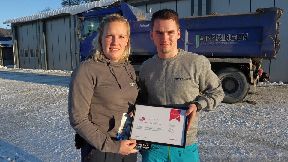 Jeanett Sparingen er daglig leder i Sparingen Maskinentreprenør AS i Brumunddal og mentor for Vegar Hjellet i hans anstrengelser for å komme tilbake i jobb som anleggsarbeider etter en alvorlig bilulykke. Mellom seg holder de en anerkjennelse fra Oppfølgingsenheten Frisk for det arbeidet entreprenørfirmaet har gjort og fortsatt vil gjøre en god stund fremover.