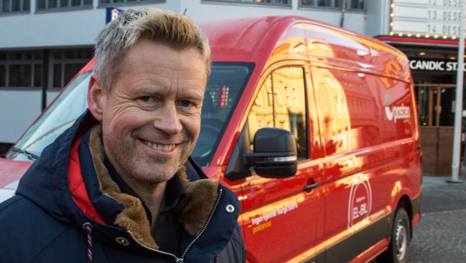Distriktssjef hos Posten, Lars Veder, gleder seg til å teste ut de nye bilene.