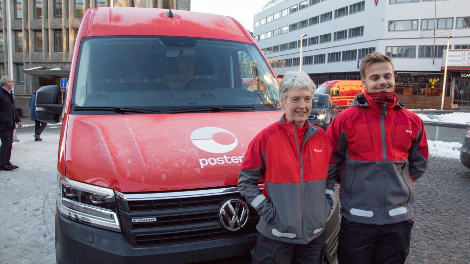 Posten-sjåfør Anne Bente Lier har for første gang fått prøve sin nye bil, og forteller at den var svært så komfortabel. Til høyre transportkoordinator hos Bring, Carl Fredrik Lindeman. Posten-sjåfør Anne Bente Lier har for første gang fått prøve sin nye bil, og forteller at den var svært så komfortabel. Til høyre transportkoordinator hos Bring, Carl Fredrik Lindeman.
