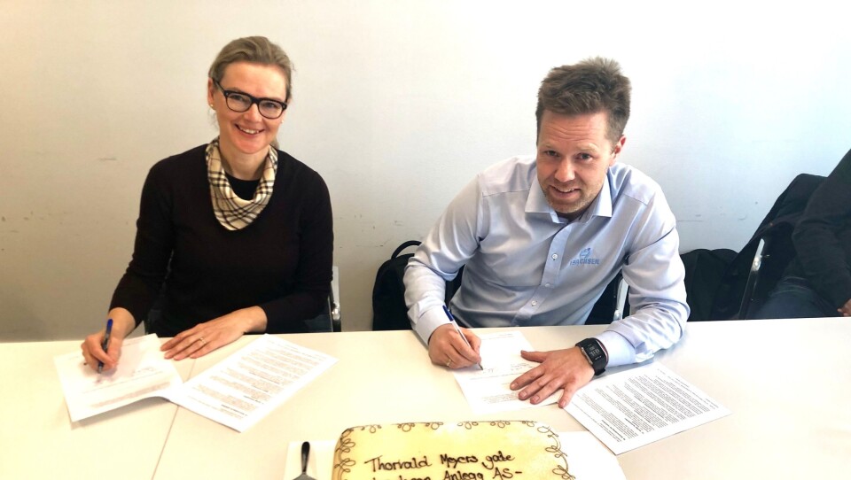 Divisjonsdirektør Siv Rønneberg i Bymiljøetaten signerte kontrakt for oppgradering av Thorvald Meyers gate med Isachsen AS representert ved prosjektsjef Anders Høiback.