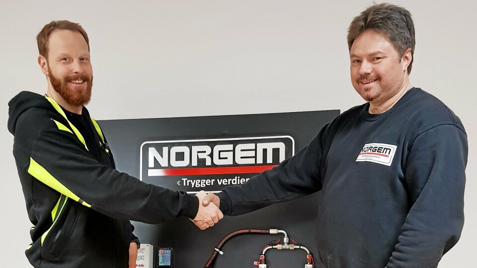 AVTALE: Produktsjef Raymond Halvorsen (t.v.) i Norgem AS har skrevet avtale med daglig leder Stein Inge Naas og selskapet i Naas Maskinservice Nordmøre for å dekke distriktene rundt Kristiansund.