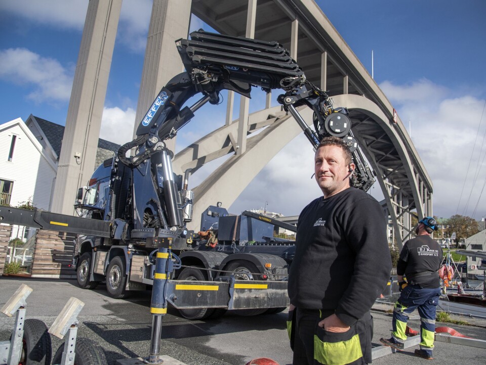 FORNØYD: Johnny Johansen er storfornøyd med den nye storkranen.