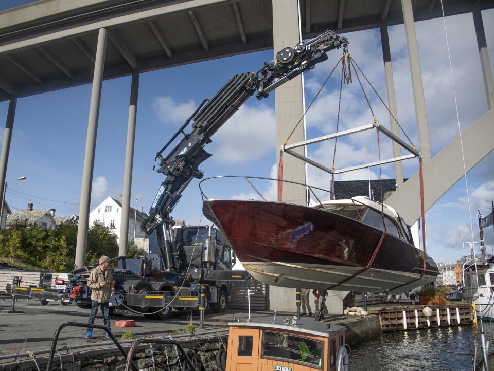 BÅTER: Nærmere 300 båter løfter BJ Kran & Transport hver sesong. Men ingen av dem er så flotte som denne trebåten. Den er laget av én eneste stokk.