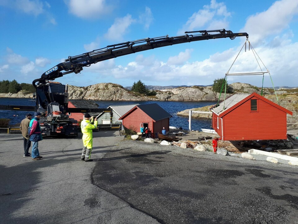 OPPSTANDELSE: Det er ikke hver dag et stort naust på over fem tonn blir flyttet av en lastebilkran.