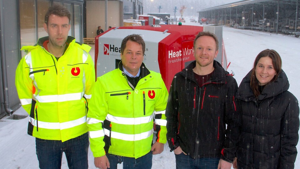SATSER PÅ BYGG OG ANLEGG: – Nå kan bare sprengkulden komme, sier teknisk ansvarlig Ole Blakisrud (t.v.) og salgs- og markedssjef i Utleiesenteret AS, Morten Dahl mens snøen laver ned utenfor avdelingslokalene på Gardermoen. Utleiesenteret har nemlig gått til innkjøp av 40 «Frostheatere» fra Narvik-selskapet Heatwork AS, her representert ved salgsleder Tommy Larsen og markedansvarlig og medeier Kristin Markussen.