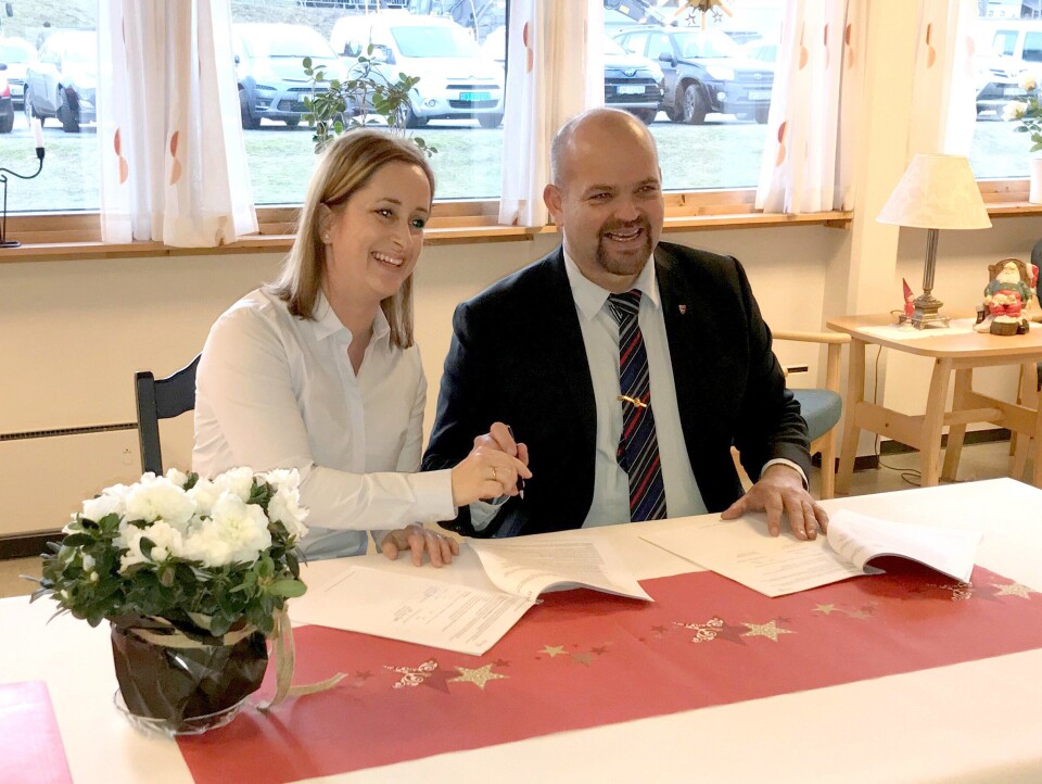 Distriktssjef i Skanska Åse Lien Kleppe, og ordfører i Vestnes Geir Inge Lien under kontraktssigneringen.