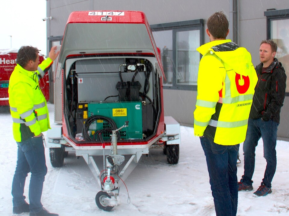 MOBILT VARMEKRAFTVERK: HeatWork karakteriserer sin «Frostheater» som et rullende mini-varmekraftverk. Her studeres det av salgs- og markedssjef i Utleiesenteret, Morten Dahl (t.v.), teknisk ansvarlig i Utleiesenteret; Ole Blakisrud og salgsleder Tommy Larsen i HeatWork.