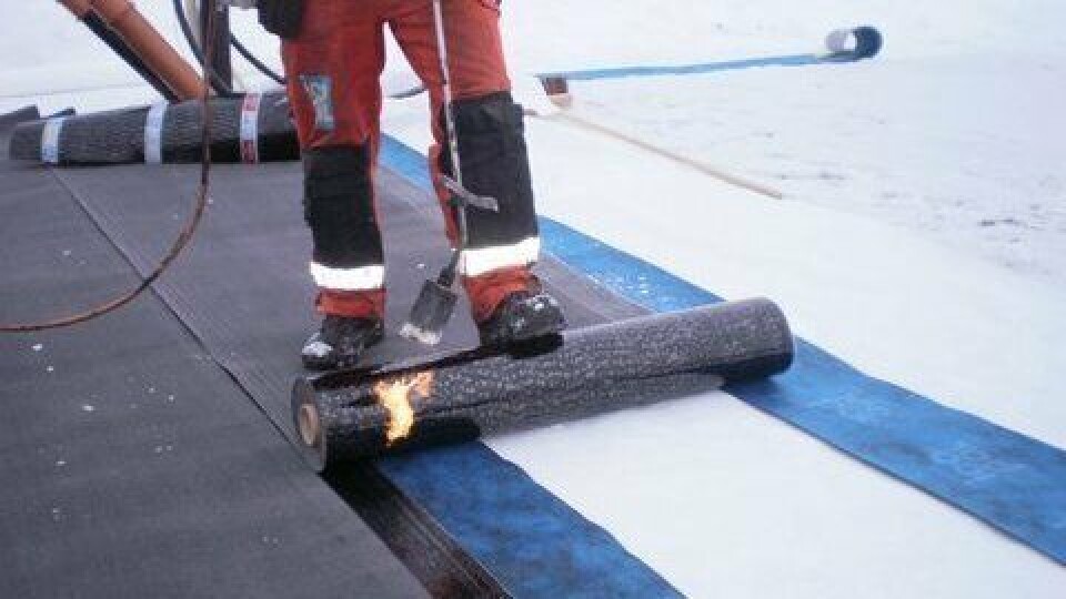 Eksempel på asfaltmembran der skjøter sveises med åpen flamme.