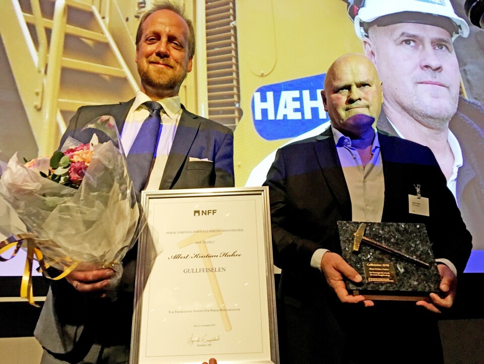 GULLFEISEL: Albert Kr. Hæhre er i den eksklusive gruppen som har fått NFFs gullfeisel. Her med styreleder Øyvind Engelstad (t.v.) i Norsk Forening for Fjellsprengningsteknikk.