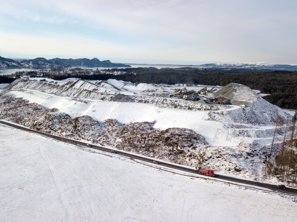 FJELL: Deponiet med stein Veidekke har kjørt ut i Rådal er nærmest som et nytt fjell. Bildet er tatt vinteren 2017/2018.