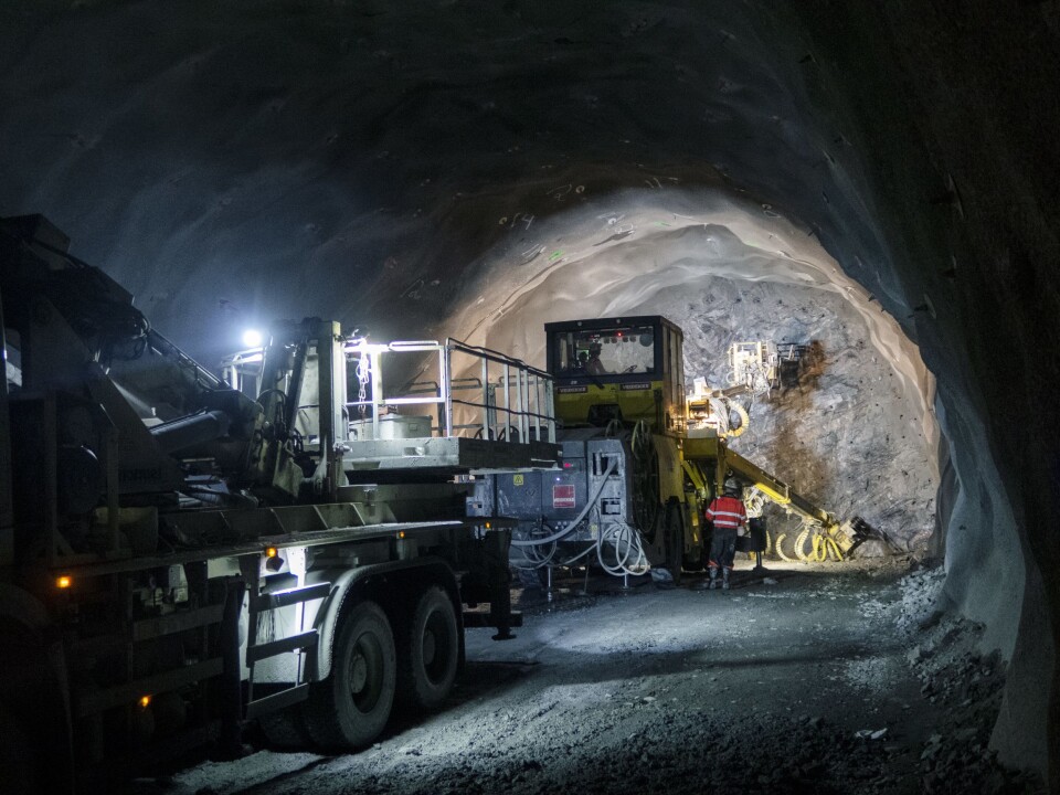 BAKSTUFF: Hele veien sikres fjellet, og sprøytebetongen påføres fortløpende etter som boreriggen ruller innover tunnelen.