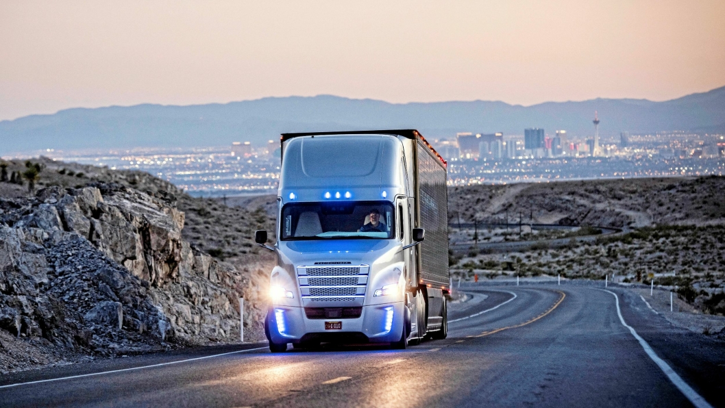 I 2015 fikk Daimlers Freightliner Inspiration Truck (bildet) som første tyngre kjøretøy tillatelse til å kjøre autonomt i USA.Det er fem nivåer innenfor selvkjørende teknologi og nye Actros som kommer senere i år (2019) til ligge på nivå to.