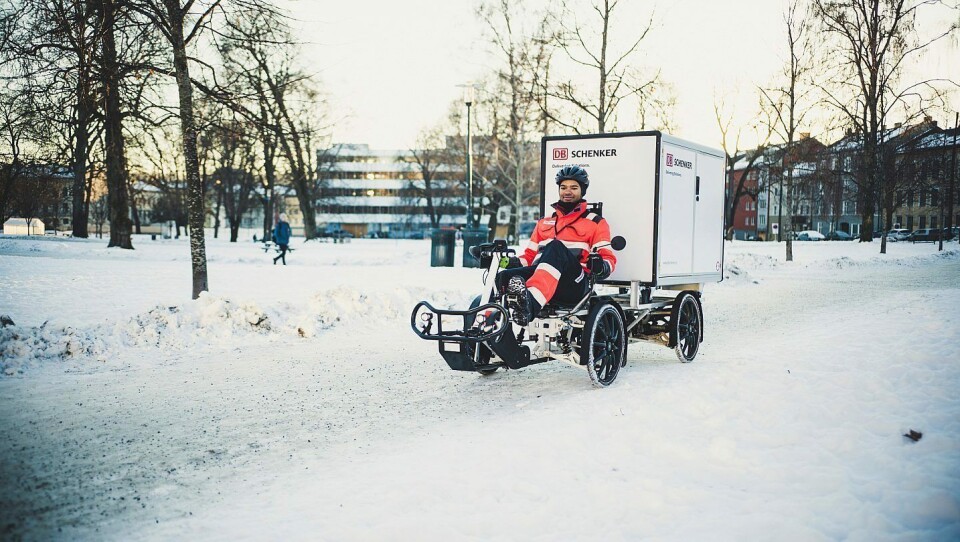 På slep har Benjamin Appiah et stort lasterom som tar inntil 125 kilo varer. Det tilsvarer omtrent 20 til 30 pakker, avhengig av størrelse. (Foto: Simen Øvereng)