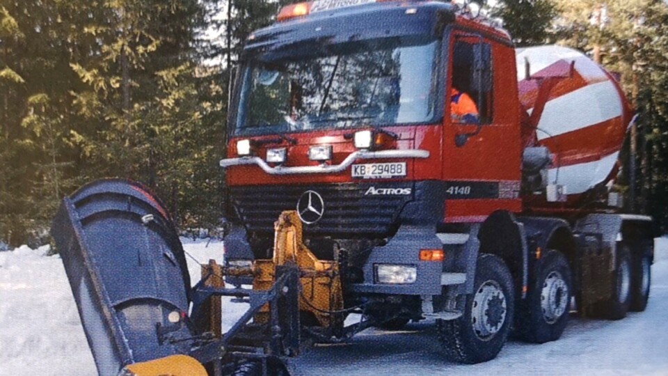 God bilutnyttelse hos Hallingdal Betong: Actros 8x6 trommelbil med «Kongsberg-gearing» og vinterlig bi-yrke som brøytebil.