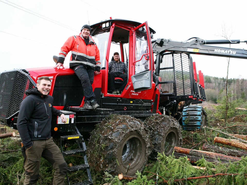NY: Den nye lassbæreren 855 er nylig ankommet og «inspiseres» her av Marius Heggedal (t.v.), instruktør Tom Volsdal, Komatsu Forest AS og maskinfører Roger Bjørknes.