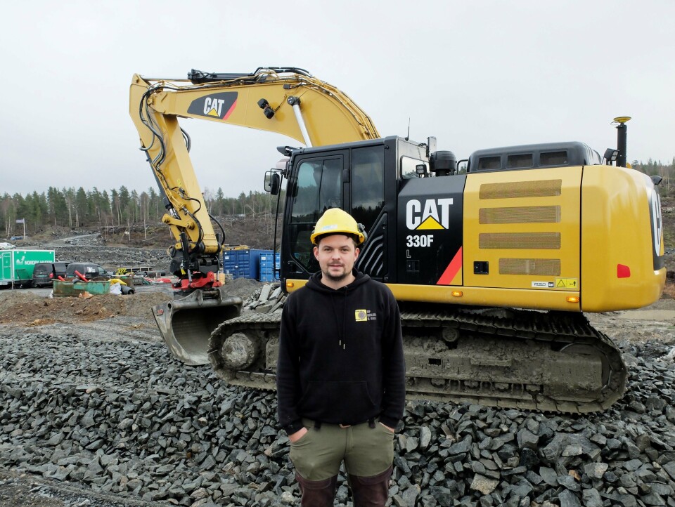 ANLEGG: Jørn Heggedal har ansvaret for anlegg-/transportavdelingen, her ved en av firmaets Cat-gravere.