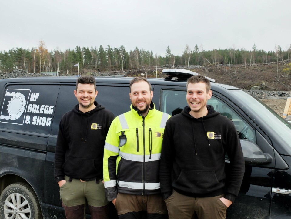 TRIO: Smil og latter sitter løst hos ledertrioen Jørn (t.v.), Erik og Marius Heggedal.