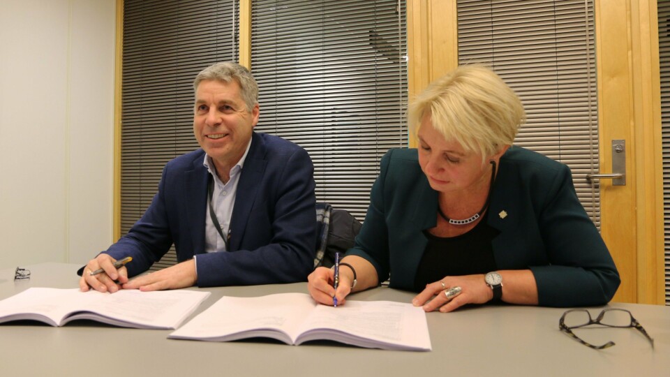 Trond Pettersen Valeur, regiondirektør Skanska Samferdsel og Energi, og Turid Stubø Johnsen, regionvegsjef SVV region nord, signerte kontrakten om bygging av Skarvbergtunnelen.