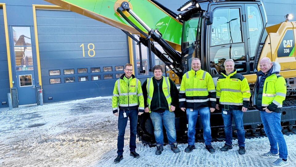 Fra venstre: Arild Berg (formann sveiseverksted, Pon Equipment), Espen Horne Hansen (maskinfører, Norsk Saneringsservice), Jon Granlund (key account manager, Pon Equipment), Rune Vestengen (salgssjef, Pon Equipment) og Torbjørn Haugo (daglig leder, Norsk Saneringsservice).