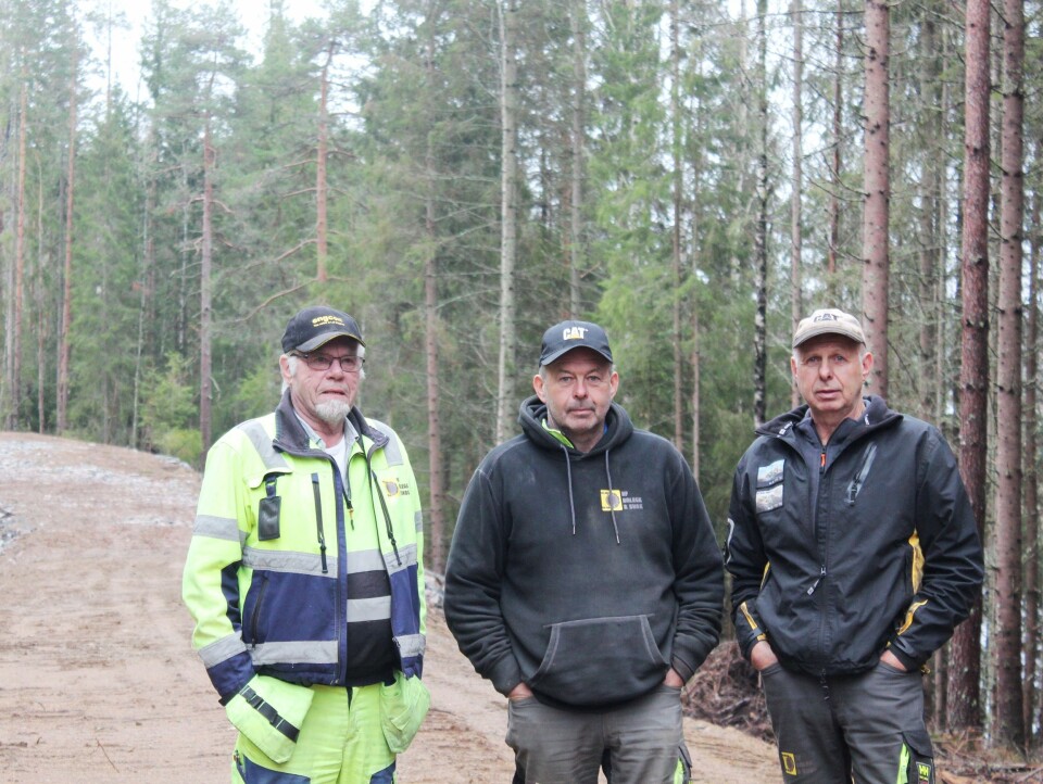 «OLDBOYS»: De tre grunnleggerne av firmaet er fortsatt med, fra venstre: Olav Fagermoen og brødrene Sigmund og Tor Heggedal. Bildet er tatt på en ny skogsbilvei firmaet nå bygger i Setskog. Det var nettopp bygging av skogsbilveier som var de første anleggsoppdragene.
