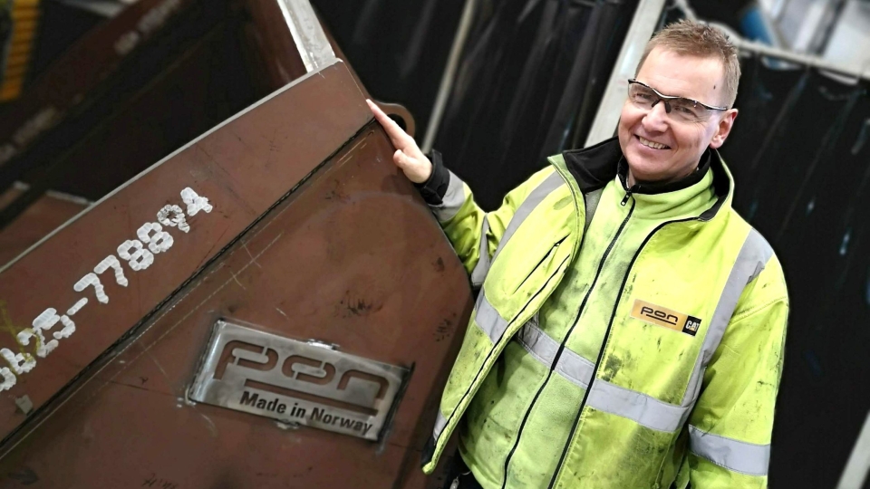 Volum-segmentet, for hjullasterskuffer som bygges av Pon på Berger, er 4500 til 8000 liter.Her står formann på sveiseverkstedet, Arild Berg, ved siden av en Pon-skuffe som er «Made in Norway».