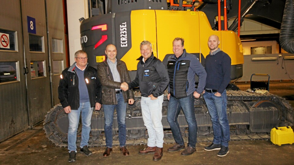 Avtaleinngåelse. Fra venstre: Erling Ekeren (resursansvarlig, AKH),David Kristianslund (salgsdirektør, Volvo Maskin AS),Frank-Ole Sørensen (daglig leder, Hæhre & Isachsen Maskinutleie AS),Roger Kjenås (resursansvarlig, Isachsen) ogJonas Nelson (distriktssjef Buskerud, Volvo Maskin AS)