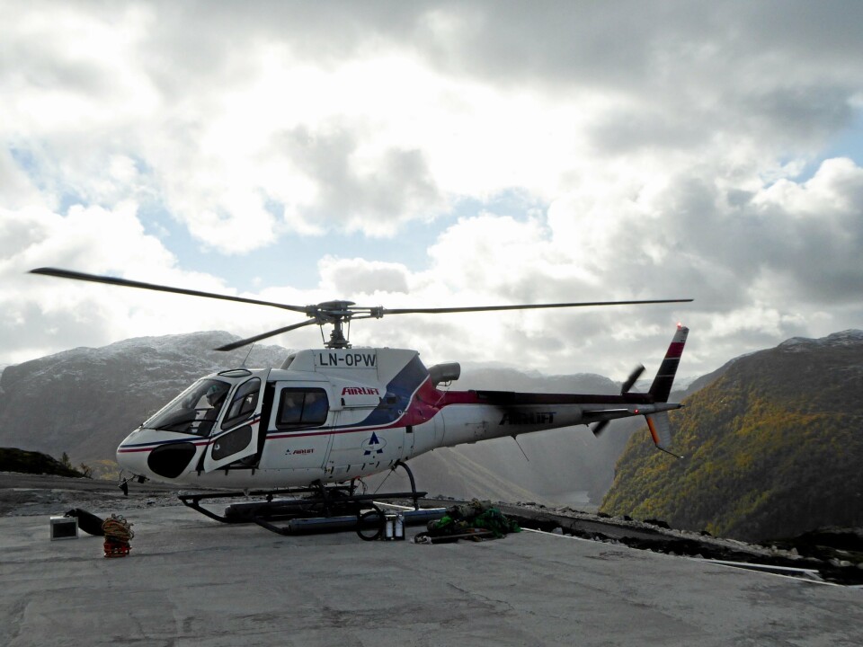 Et helikopter var forbindelsen med omverdenen for dem som arbeidet på prosjektet. Alternativet var en gåtur på 2-3 timer.