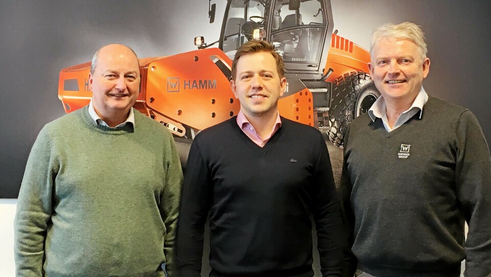 AVTALE: Senior Sales Manager i Hamm North Europe, Eugen Richert (midten) sammen med de to norske sjefene Tom Johansen (Nasta, t.v.) og Rune Gulli i Wirtgen Norway AS.