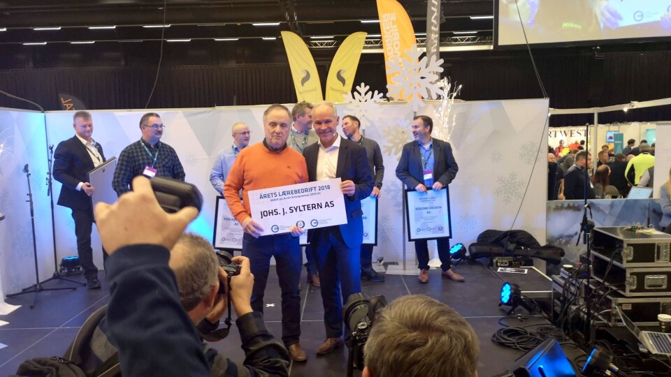 En takknemlig Øystein Syltern, daglig leder i Johs. J. Syltern AS, ble tildelt prisen «Årets lørebedrift 2018» av kunnskapsminister Jan Tore Sanner på MEFs-arrangementet Arctic Entrepreneur på Gardermoen 23. januar 2019.