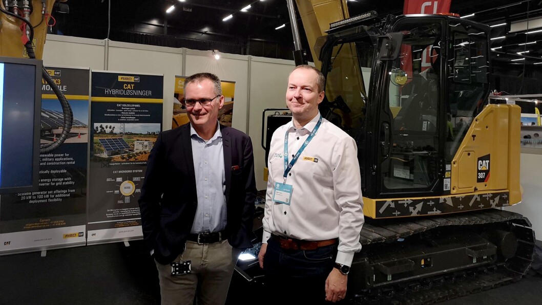Adm. direktør Erik Sollerud (t.v.) og segmentsjef BCP, Dagfinn Sand, hos Pon Equipment AS hadde elektrisk nytt og fortelle om på Arctic Entrepreneur 2019.Nyhetene gjaldt leveringstiden for nye Cat 307.5 (bak) og at de skulle produsere elektriske versjoner av 307.5/310 i Norge for levering i løpet av 2019. Den våkne leser ser at maskinen er merket med 307. Det er for ikke å tiltrekke seg oppmerksomhet når den har gått i test i Norge. Adm. direktør Erik Sollerud (t.v.) og segmentsjef BCP, Dagfinn Sand, hos Pon Equipment AS hadde elektrisk nytt og fortelle om på Arctic Entrepreneur 2019.Nyhetene gjaldt leveringstiden for nye Cat 307.5 (bak) og at de skulle produsere elektriske versjoner av 307.5/310 i Norge for levering i løpet av 2019. Den våkne leser ser at maskinen er merket med 307. Det er for ikke å tiltrekke seg oppmerksomhet når den har gått i test i Norge.