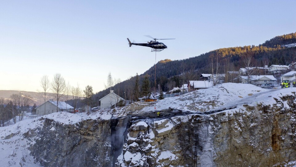 LUFTIG: Skytemattene var helt på grensen av hva helikopteret fra Nor Aviation klarte å løfte.