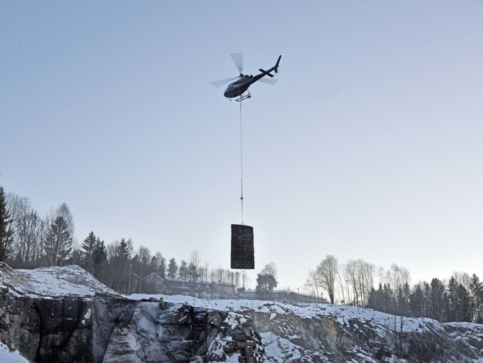 UVANLIG: Det er sjelden kost å bruke helikopter til å løfte skytematter.