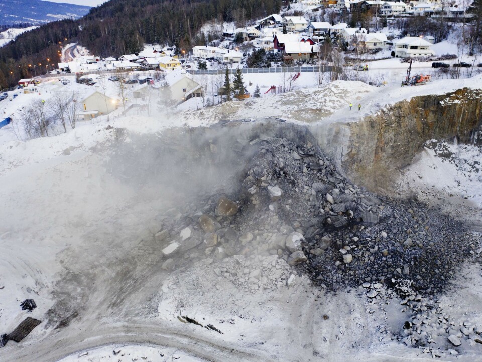 SMELL: Slik så det ut etter at drøyt to tonn sprengstoff hadde flyttet 5100 kubikk fjell.