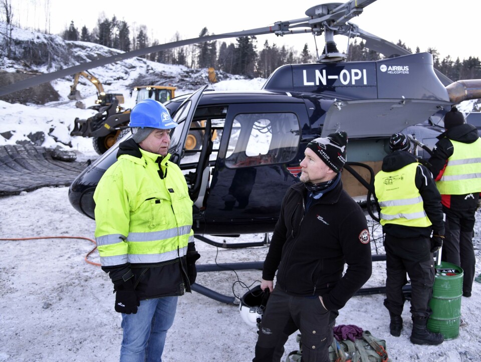FORNØYDE: Både Arvid Kveane (t.v.) hos Arne Olav Lund AS og helikopterpilot Arild Ystanes var godt fornøyd da alle mattene var plassert.