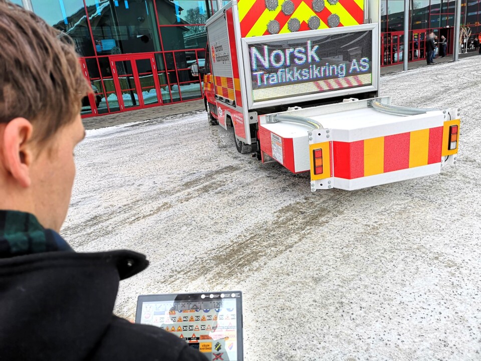 Skiltet styres via en smarttelefon, nettbrett eller pc.