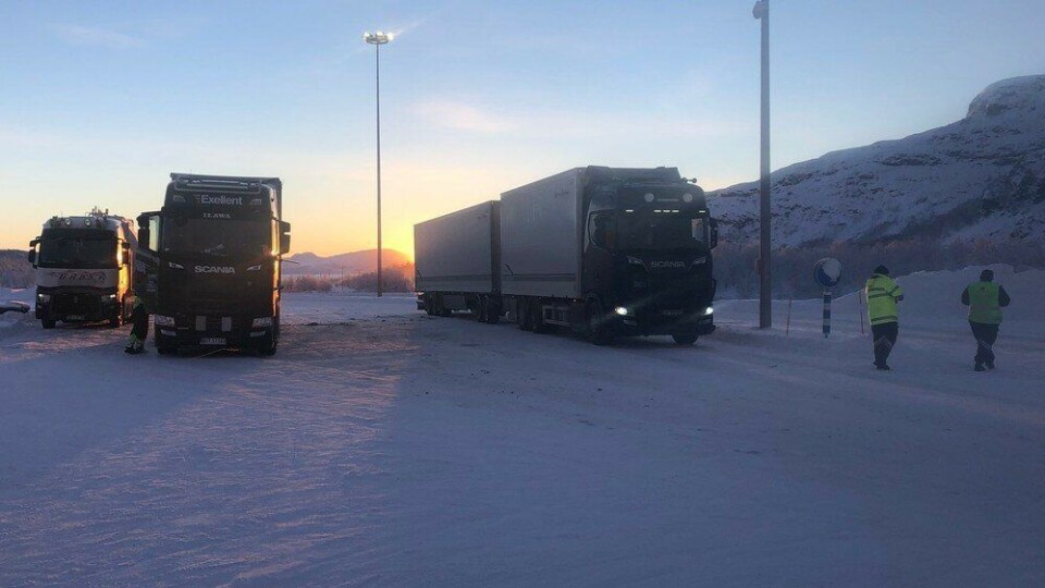 Tungtransportkontroll Kilpisjärvi tollsted: 46 tunge kjøretøy kontrollert på grenseovergangen mellom Finland og Norge. Av disse ble 10 ilagt bruksforbud, for dekk som ikke er egnet for føreforhold og mangel av kjettinger. (Foto: Statens vegvesen)