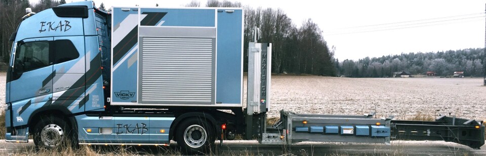 Vicky-påbygg: Volvo 750 FH16 Ocean race. Eieren Ekab Entreprenad AB Denne bilen er bygget med svingskive for lett å kunne brukes til andre oppdrag. Den er utstyrt med Maxisign RGB, en fullfargeskjerm på drøye 3,5 kvadratmeter. TMA-støtputen er ifølge Vicky Teknik verdens sikreste TMA-beskyttelse som har klart de tøffe kravene i MASH2016 som skal gjelde på amerikanske motorveier fra 2020. Skapet er bygget av aluminiumpaneler og påmontert varsellys, arbeidslys og elektrisk drevne sjalusier.