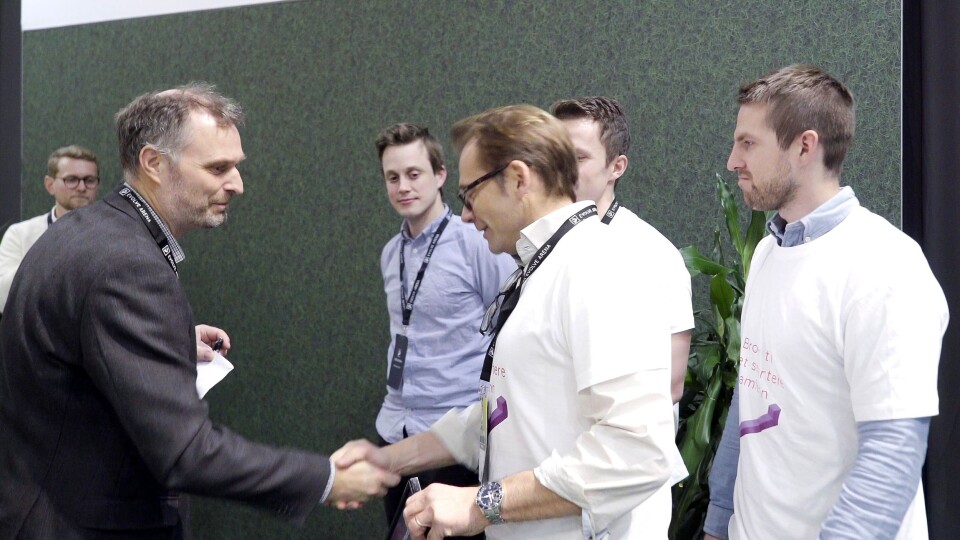 Jurymedlem Kjell Håvard Belsvik (t.v.), som er prosjektleder for Ferjefri E39 over Bjørnafjorden hos Statens vegvesen, gratulerer vinnerlaget i openLAB Hackathon. Videre fra venstre er Lars Moastuen i Sopra Steria og Jan Erik Hoel, Kristian Selvaag og Richard Virion fra Trimble. Ikke til stede: Espen Frøisland (Statens vegvesen), Ole-Martin Fyen (EDRMedeso) og Pieter Dhondt (Trimble).