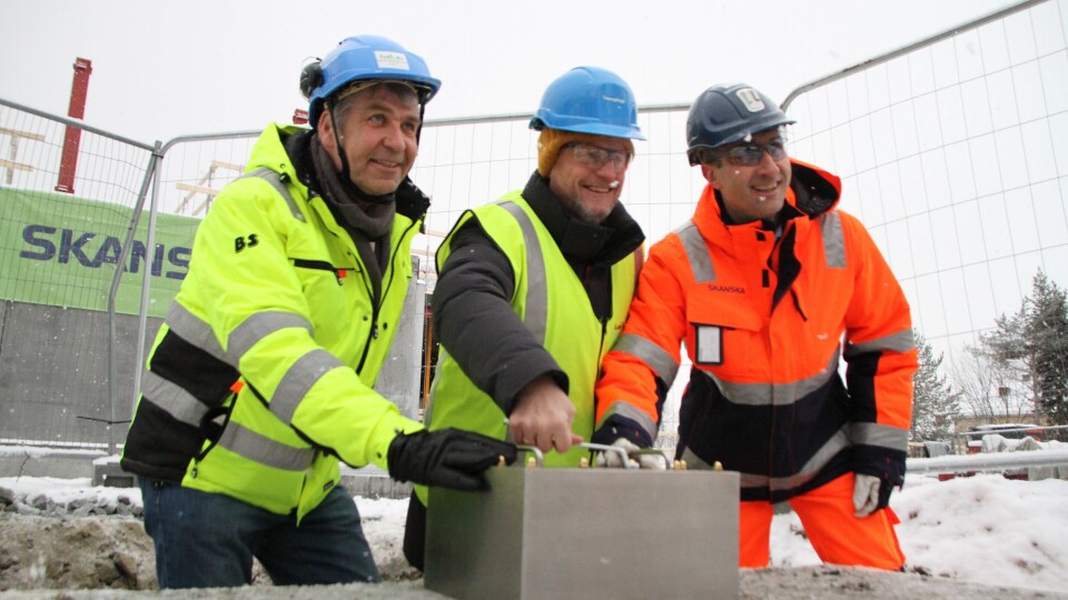 Fra venstre: Tore Fredriksen (Omsorgsbygg), byrådsleder Raymond Johansen og Ståle Rød (Skanska) samarbeidet om skrinet som utgjør grunnsteinen på Lindeberg sykehjem.