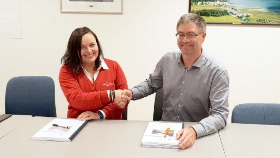 Daglig leder i Lesja Bulldozerlag, Ann-Kathrin Storhaug von Rappe, og prosjektleder i Statens vegvesen, Arne Ola Stavseng,  signerte kontrakten på forskjæringene til vintertunnel mellom Indreeide og Korsmyra i på fylkesvei 63 i Møre og Romsdal.