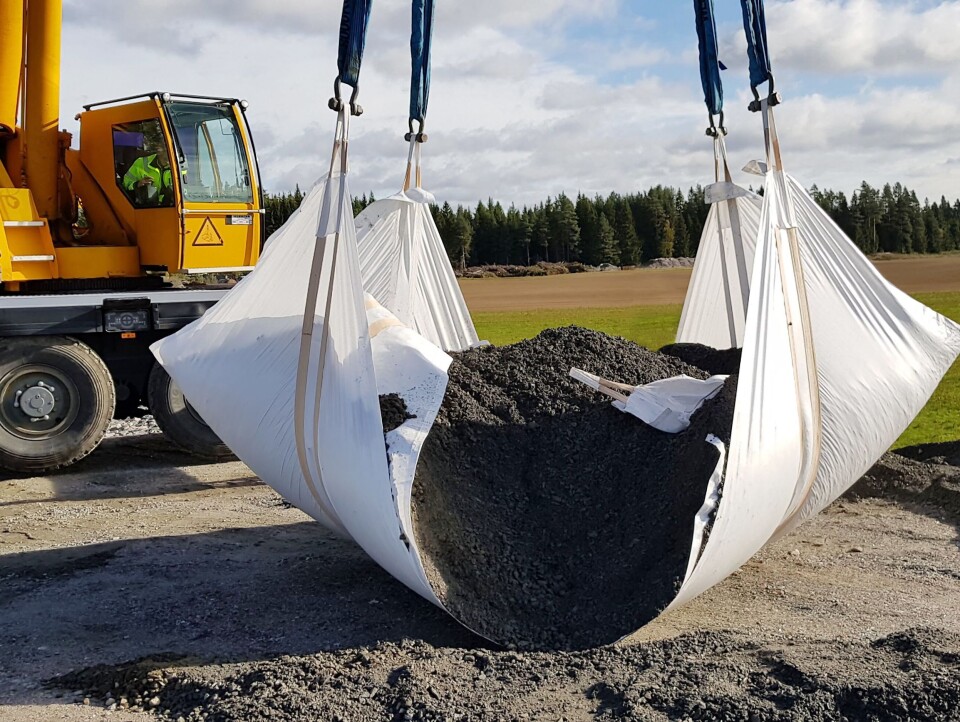 Seilet fra Hallgruppen har en bruddlast på 17800 kg. Her testes seilet med et løft på 17800 kg. Med en sertifisert løftekapasitet på 2500 kg gir dette en sikkerhetsmargin på 7:1.
