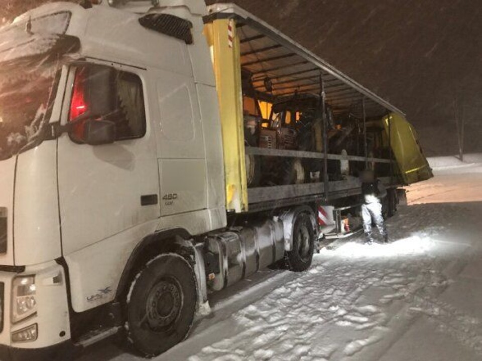 Neither truck, semi-trailer nor the load securing straps were legal according to Norwegian Road Authorities.